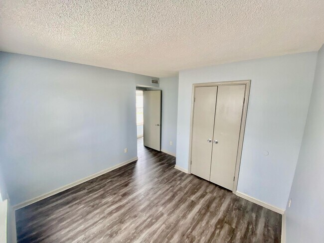 Building Photo - 1351 Bayville Ct