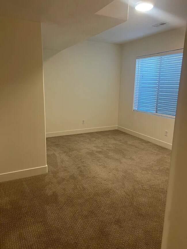 Building Photo - 998 Shadow Brk Ln