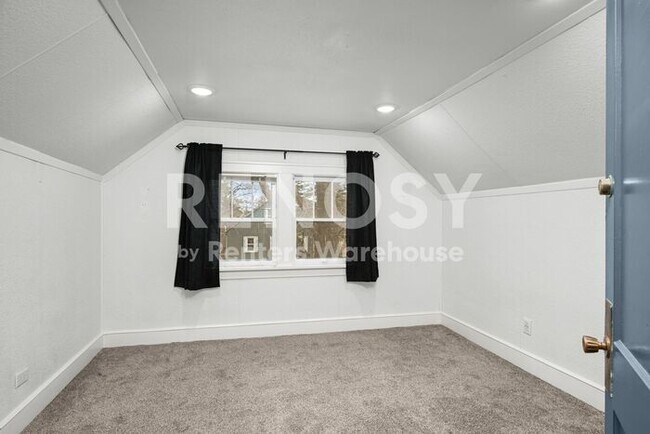 Building Photo - Available July 1st 5 Bedroom 2 Bath Single Family Home in Robbinsdale