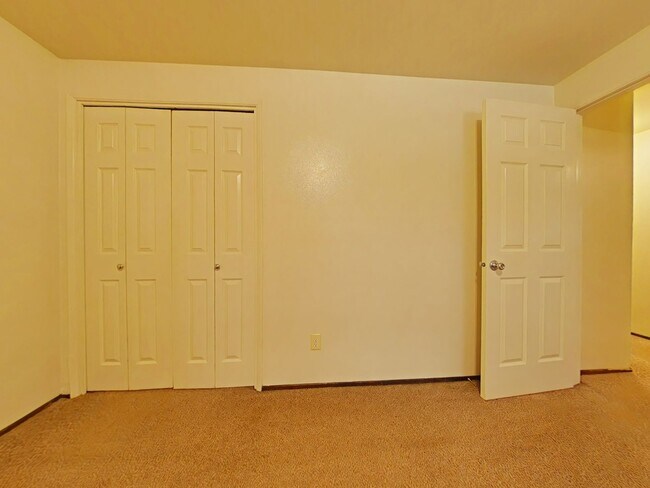 Building Photo - 2 Bedroom Apartment ~ Close to 9th Street ...