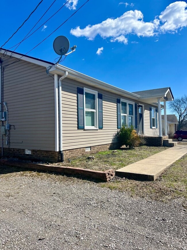 Building Photo - AVAILABLE NOW! 3 Bedroom, 2 Bath Home off Needmore Road