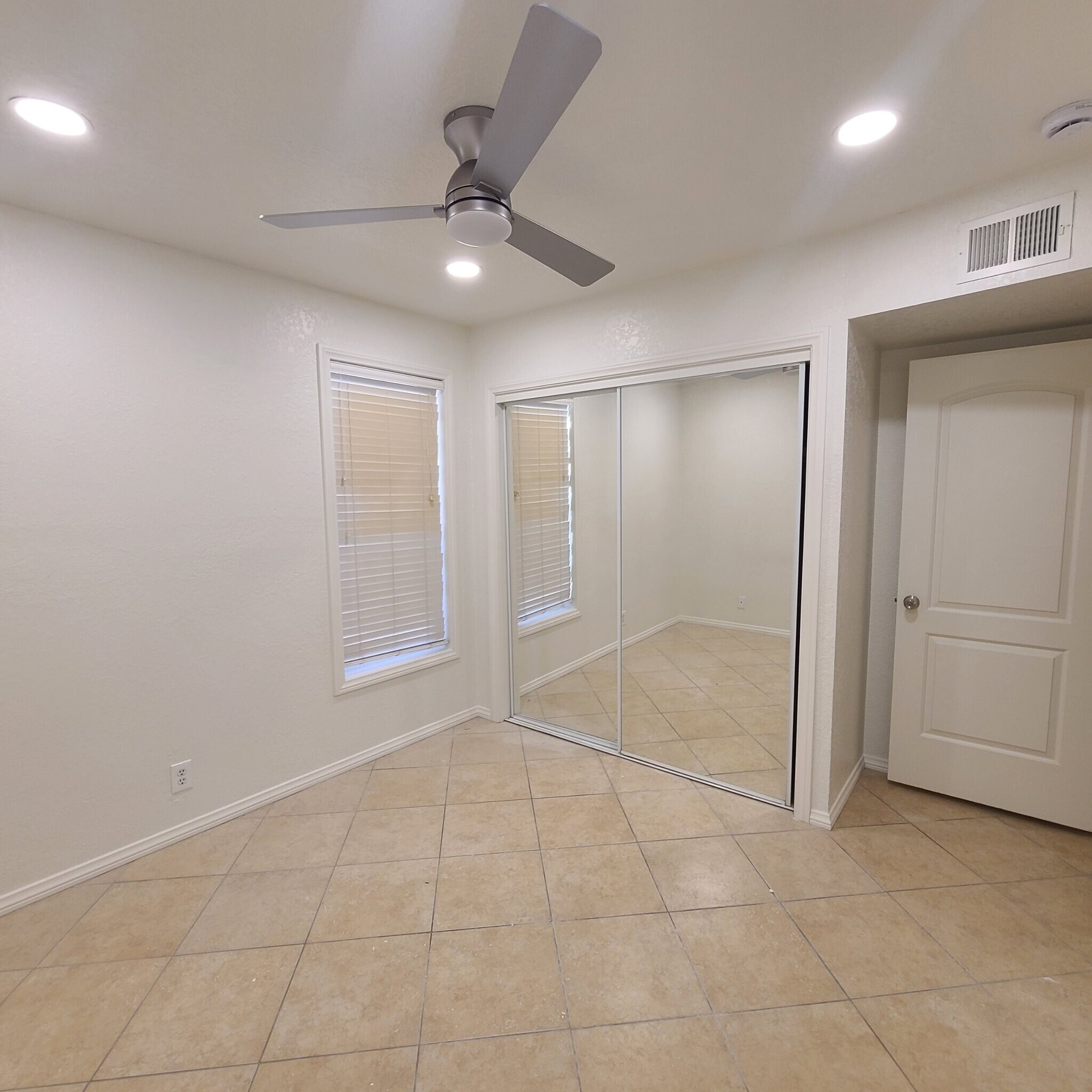 Building Photo - 261 Cottonwood Dr
