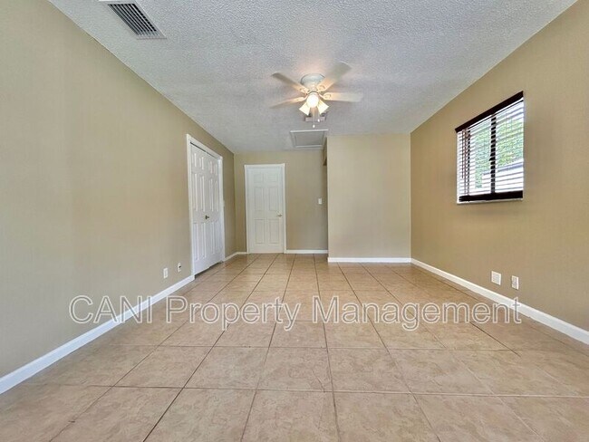 Building Photo - 300 N 3rd St