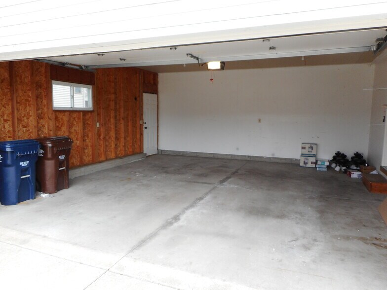 Building Photo - 125 Rosewood Ln S