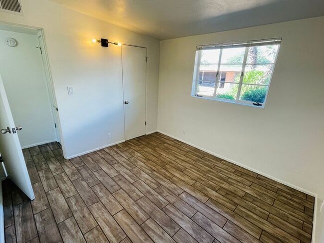 Building Photo - Fully Remodeled 2 Bed / 1 Bath Unit in Cen...