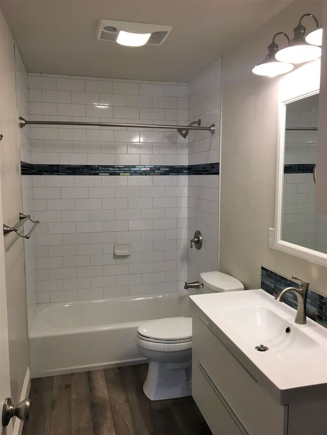 Building Photo - 410 W 9th St