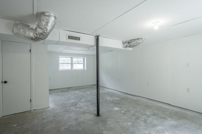 Building Photo - Spacious House in Hixson