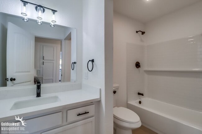 Building Photo - Newly Remodeled 2Bdm 1Ba Condo Located in Oceanside!