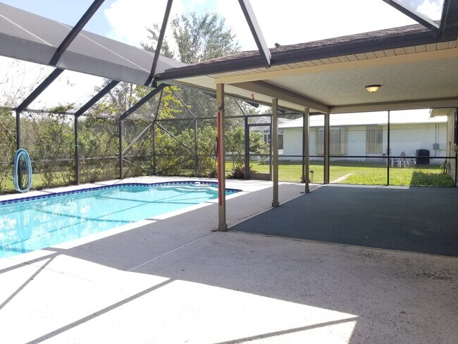 Building Photo - 3/2/1 with screened in patio/pool