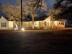 Building Photo - FOR LEASE!!