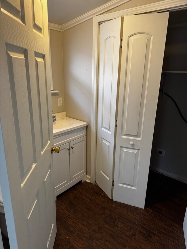 Building Photo - 512 S Zion St