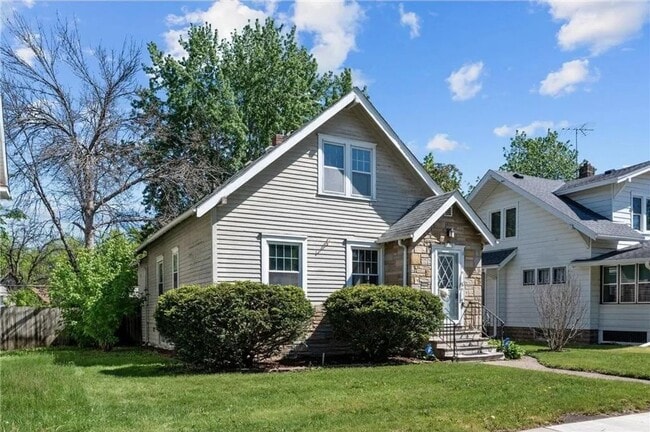 Building Photo - Updated 3 BR/1 BA Single-Family Home in St...