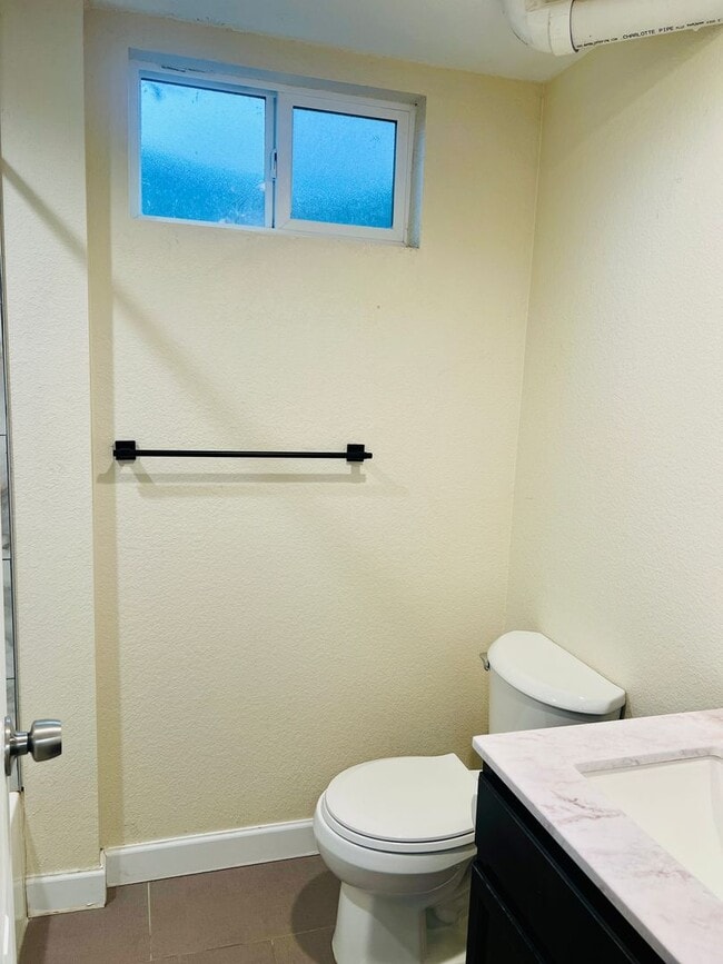 Building Photo - 3 Bed-1 Bathroom Available in Anshutz Medical Center Area - Duplex lower unit