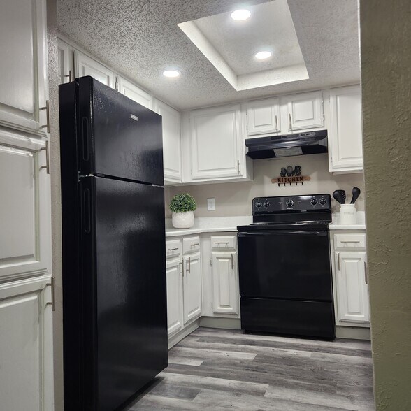 Building Photo - Broadway Villas