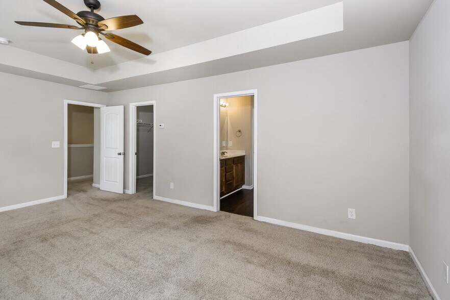 Building Photo - 618 Royal Crest Ct