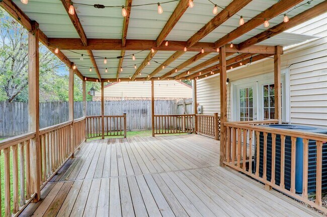 Building Photo - 15219 Silverman St