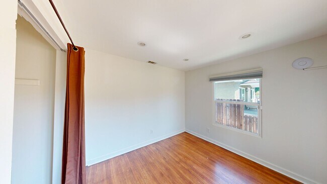 Building Photo - Stunning 2 Bedroom 2 Bath Home - Ideal Loc...