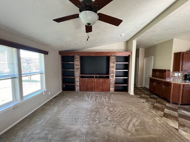 Building Photo - Beautiful Newer Home