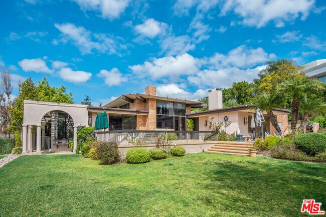 Building Photo - 1018 Summit Dr