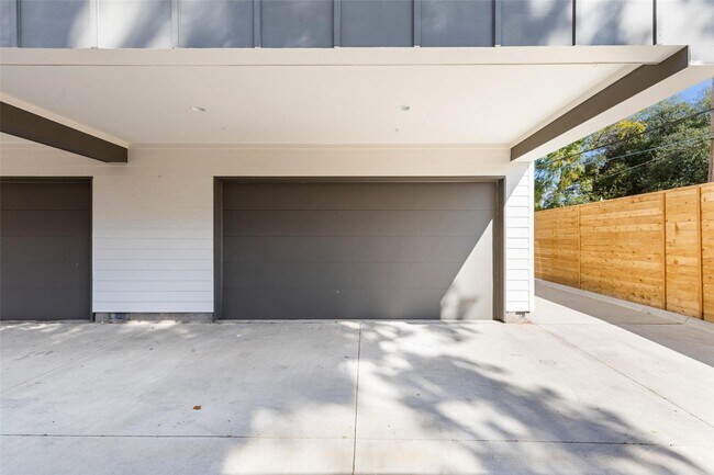 Building Photo - Modern 2-Bed Townhome with Attached Garage & Private Balcony in Gated Dallas Community
