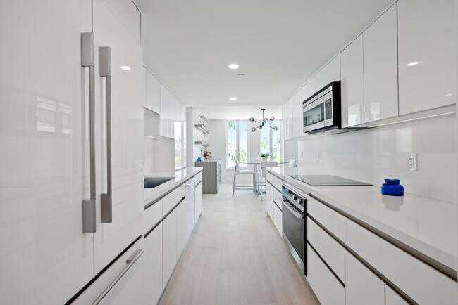 Building Photo - 100 SE 5th Ave