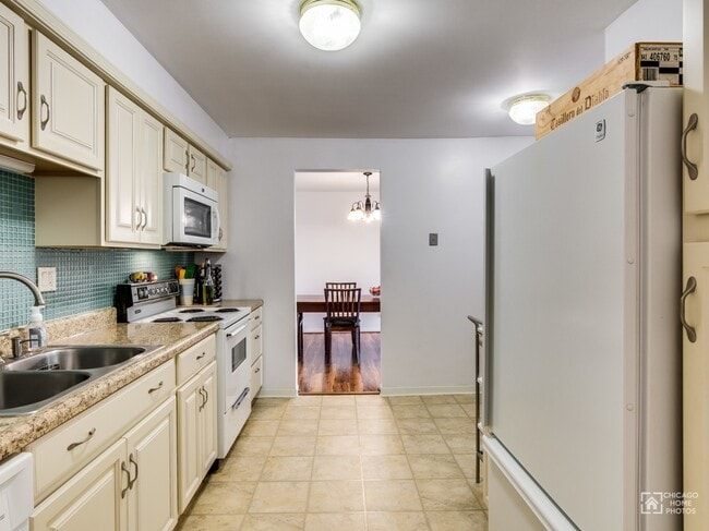 Building Photo - 1515 E Central Rd