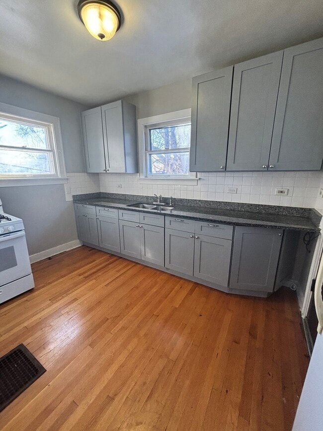 Building Photo - 713 E 144th St