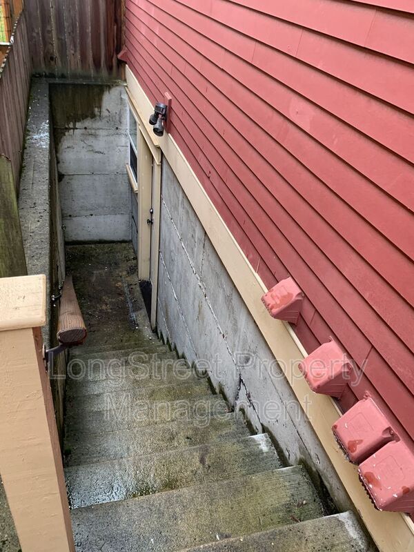 Building Photo - 532 NE Sumner St