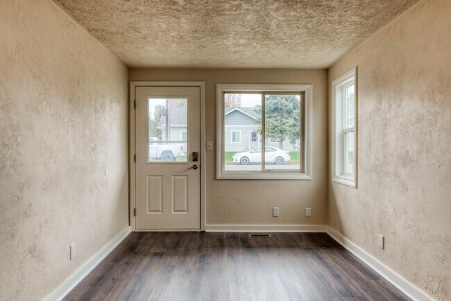 Building Photo - 616 11th St W