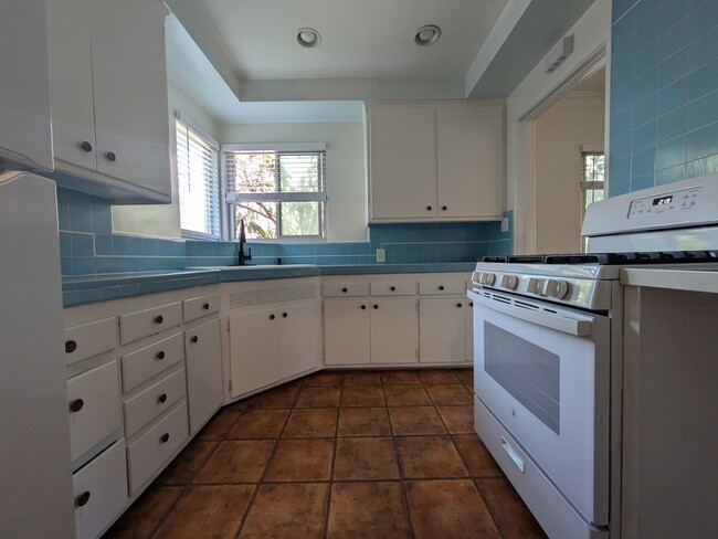 Original 1950's tile - 6556 San Vicente Blvd