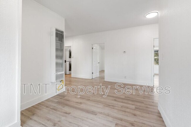 Building Photo - 1647 E 6th St