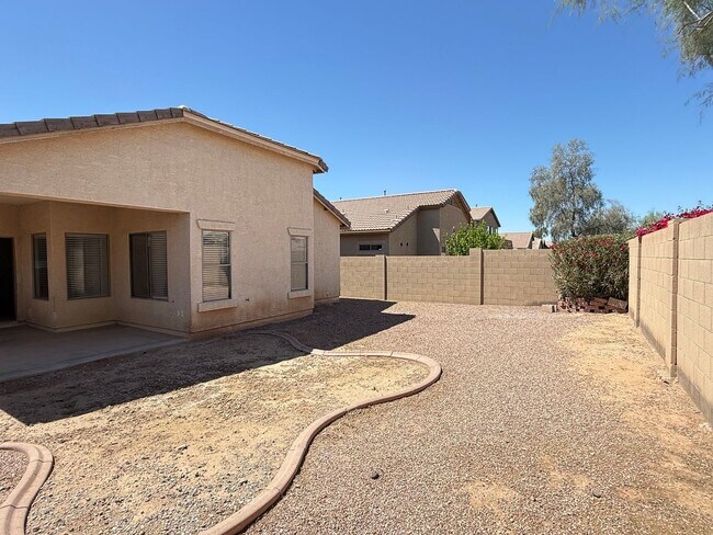 Building Photo - BRAND NEW CARPET 3 Bedroom 2 Bathroom Spacious Floorplan!