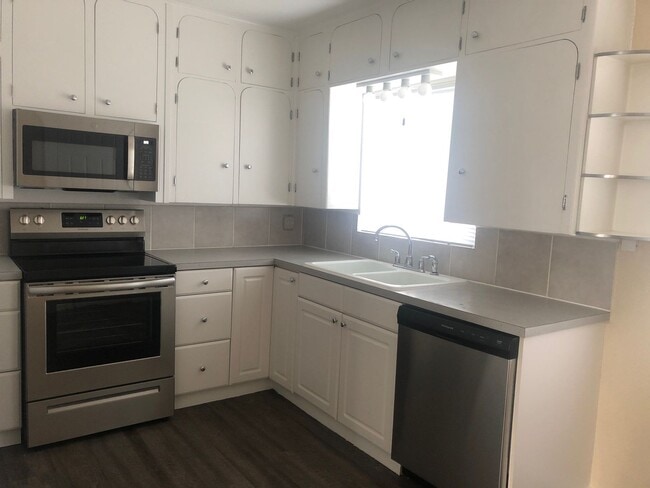 Building Photo - 3-Bedroom 1-Bath (A/C) Private Back Yard - Garage $1,875 (Albany)