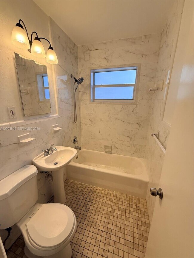 Building Photo - 3031 Center St