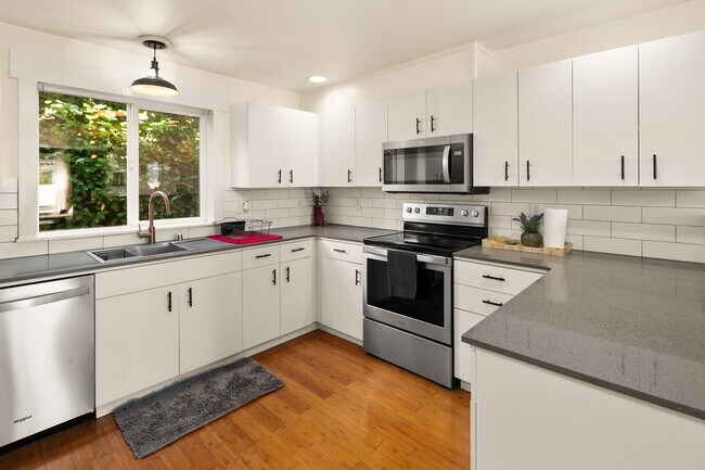 Building Photo - 3224 21st Ave W