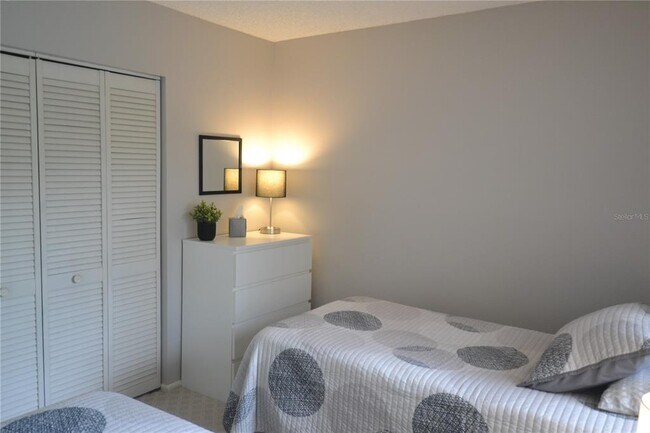 Building Photo - 284 Woodlake Wynde