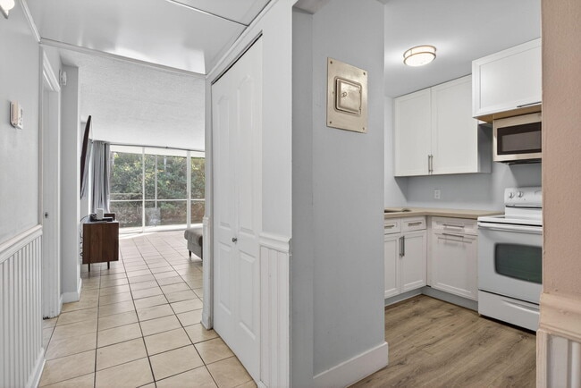 Building Photo - 107 Royal Pk Dr