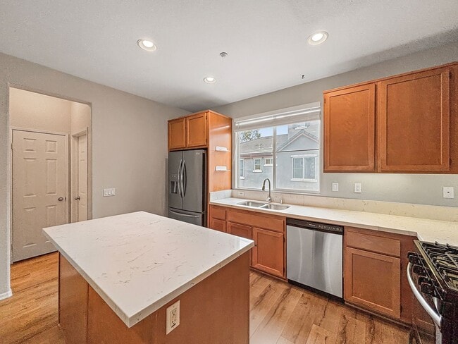 Building Photo - Beautiful 2 Bedroom, 2.5 Bath Condo in Eas...