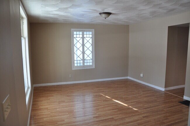 Living room - 118 3rd St