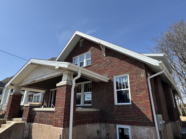 Building Photo - 1411 Rosemary Ln