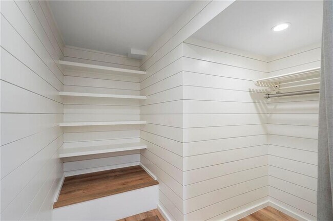 Building Photo - 2512 Brookwood Dr NE