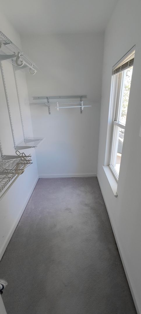 Building Photo - Large, Renovated 4 bedroom in Church Hill