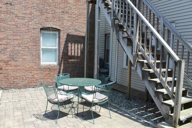 Building Photo - 18 Cook St