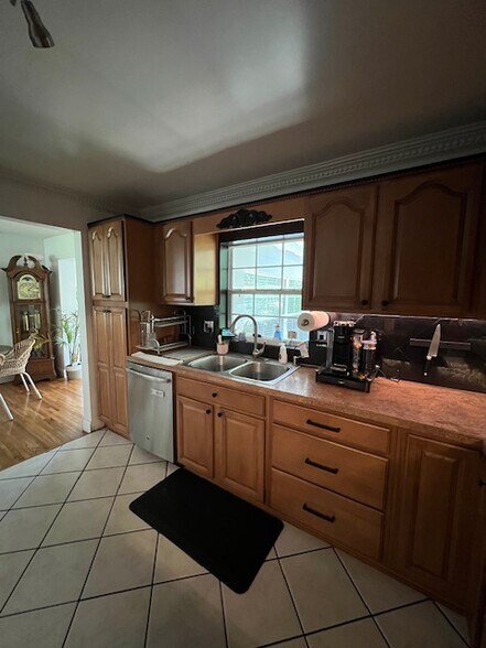 Building Photo - 30 W Par St