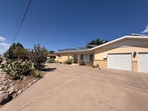 Building Photo - Garden home in Sandia Ridge