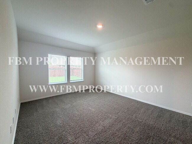 Building Photo - 329 Thoroughbred St
