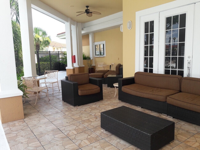Building Photo - Annual, Unfurnished, ground floor remodeled condo in gated community downtown Sarasota.