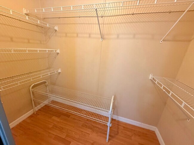 Building Photo - Large and Spacious 3/3 on near half acre NO HOA!