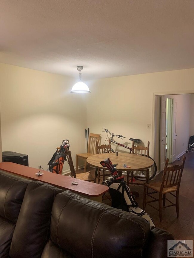 Building Photo - 350 S Pope St