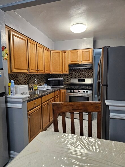 Building Photo - 855 E 55th St